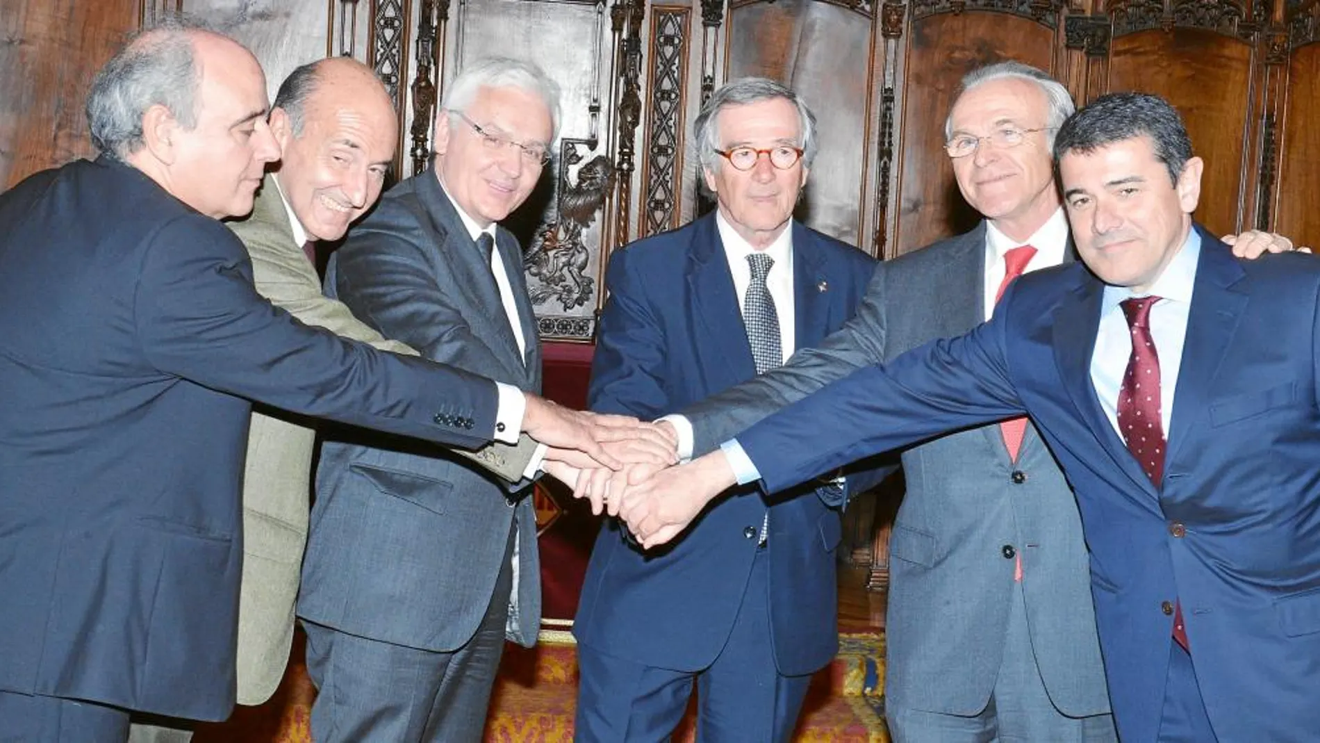 Miquel Roca, Ferran Mascarell, Xavier Trias, Isidro Fainé y Agustí Cordón, ayer, tras la firma del acuerdo