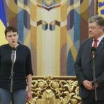 La piloto ucraniana Nadezhda Sávchenko (i) es recibida por el presidente ucraniano Petro Poroshenko (d)