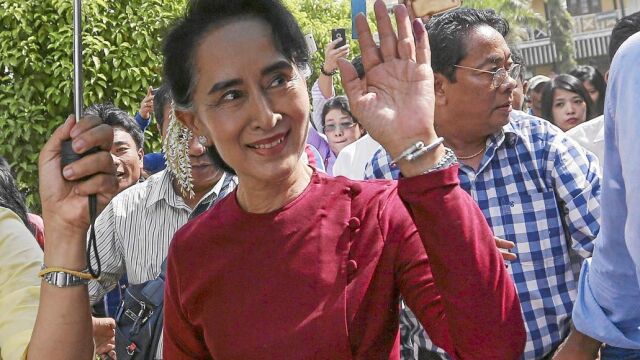 La candidata Aung San Suu Kyi saluda a sus seguidores después de votar ayer en la ciudad de Kawhmu