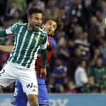 El jugador del Betis Molinero (i) pela un balón con Verdú, del Levante