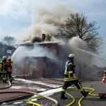 Bomberos tratan de sofocar el fuego en ele albergue de refugiados de Winsen