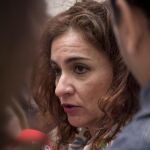 La consejera andaluza de Hacienda y Administración Pública, María Jesús Montero, atiende a los medios de comunicación