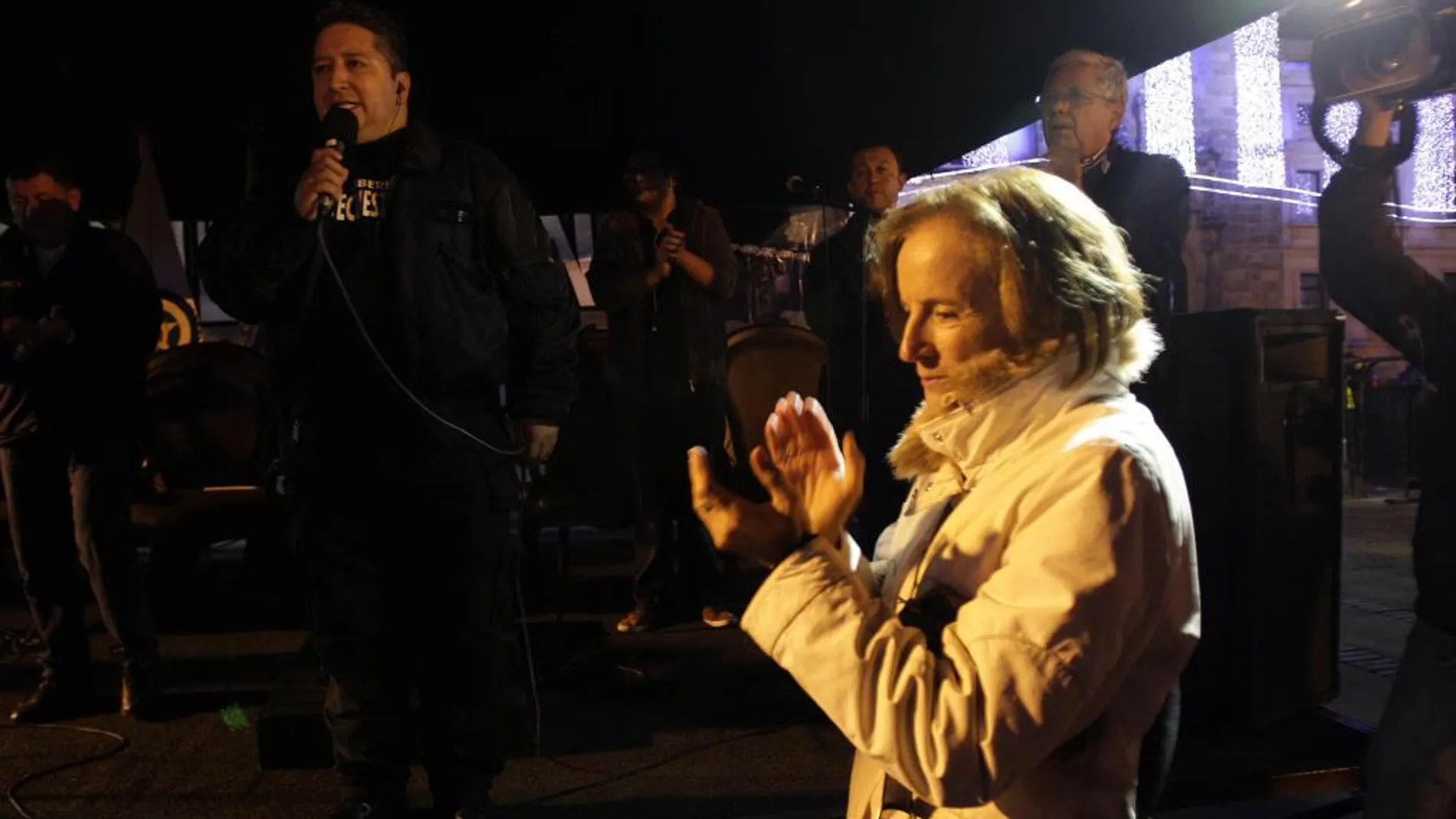 Fotografía con fecha del 20 de diciembre de 2013 de la periodista española Salud Hernández (d) junto al director del programa Las Voces del Secuestro, Herbín Hoyos (c)