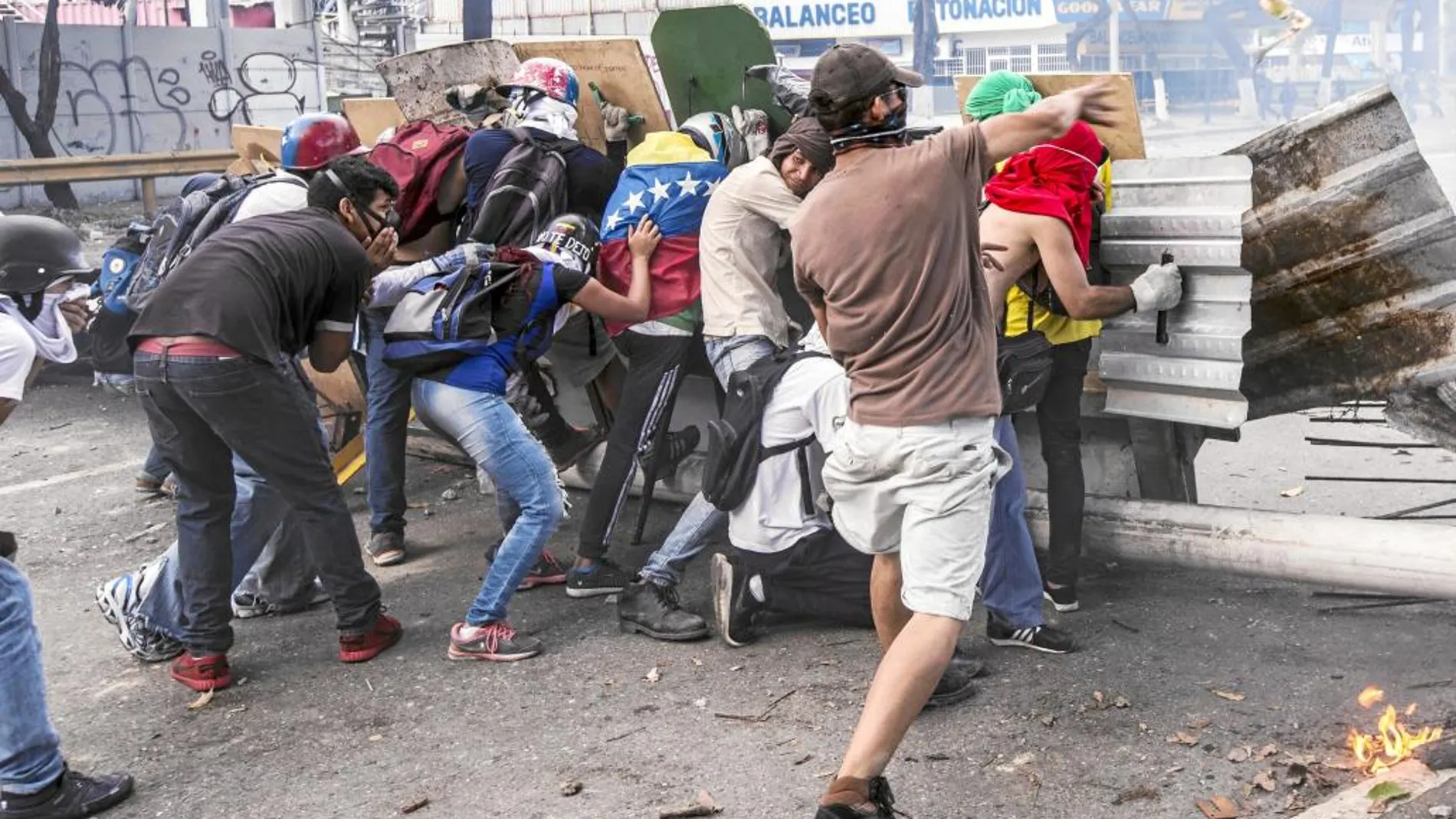 Opositores se enfrentan a la Guardia Nacional Bolivariana en Caracas en la jornada de paro