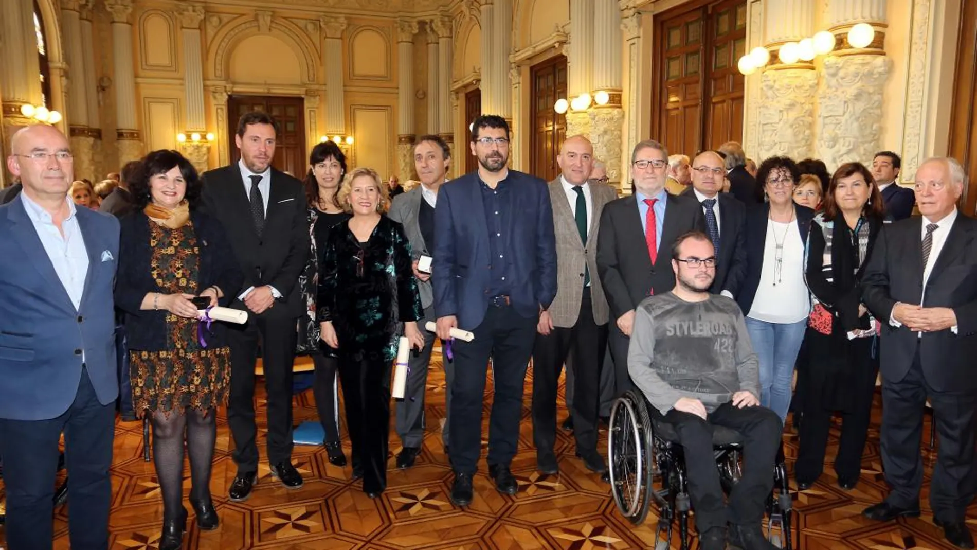 Óscar Puente, Jesús Julio Carnero y Ana Redondo con los galardonados