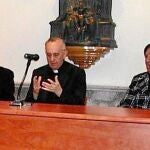 Bergoglio (centro), en su visita de 2006 junto a Lydia Jiménez y Martínez Camino