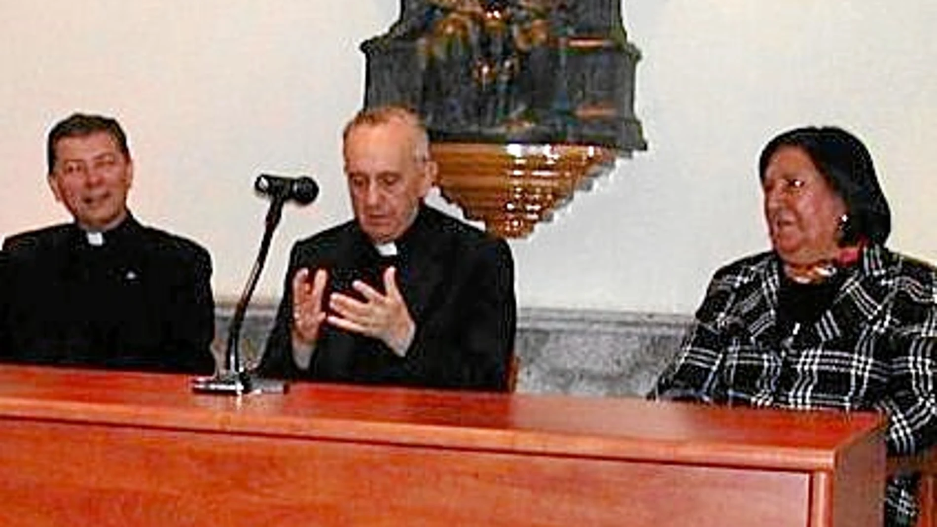Bergoglio (centro), en su visita de 2006 junto a Lydia Jiménez y Martínez Camino