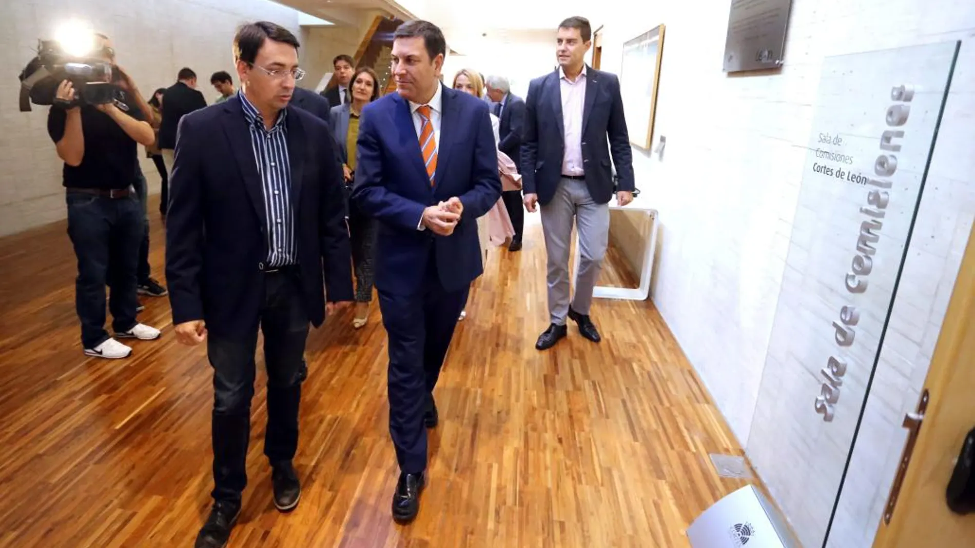 Fernández Carriedo conversa con el procurador socialista Fernando Pablos, antes de comparecer en las Cortes