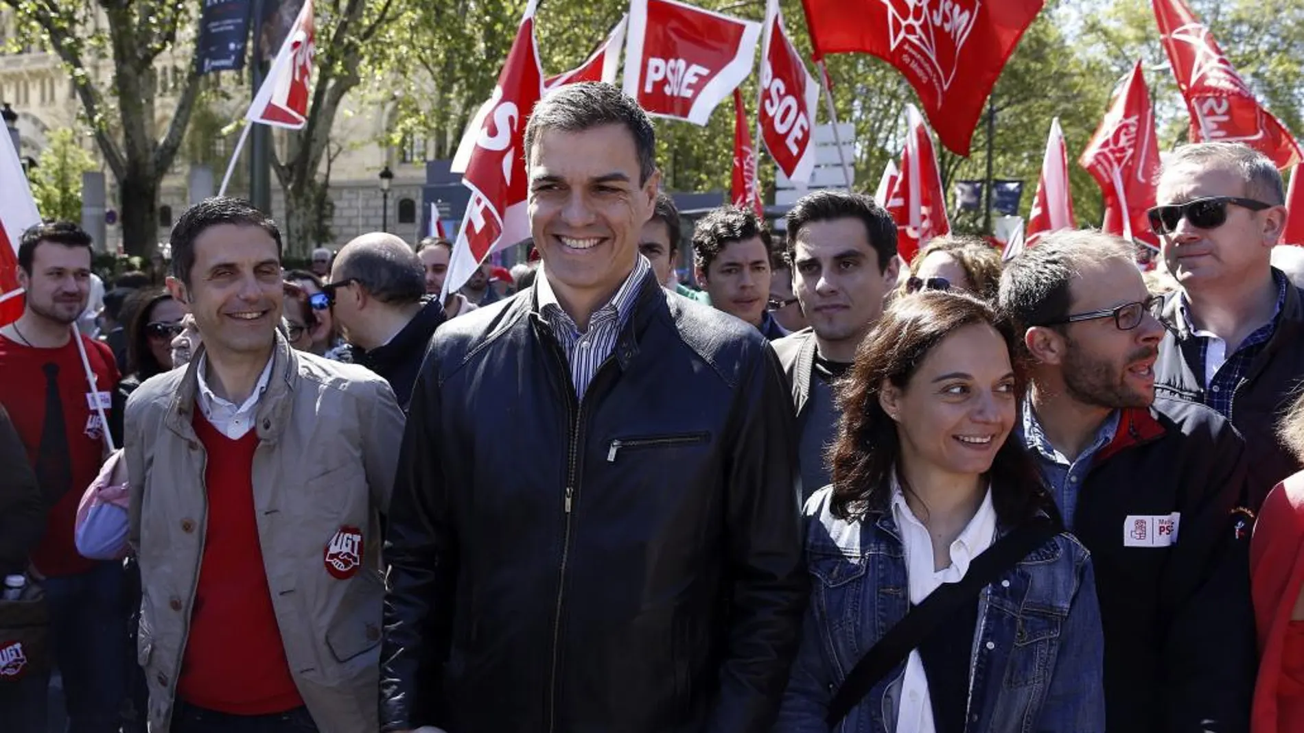 El líder del PSOE, Pedro Sánchez (c), acompañado por la secretaria general del PSM, Sara Hernández (d), durante su participación en la manifestación central del Primero de Mayo que se celebra hoy en Madrid.