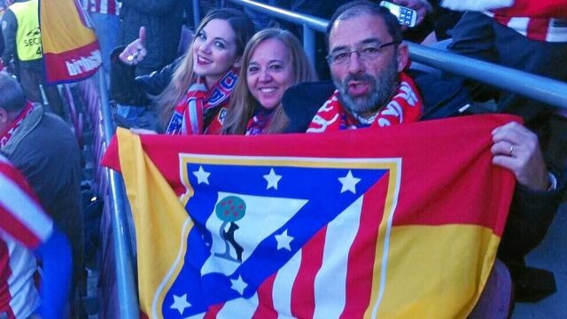 El periodista Fernando Santiago, en el Camp Nou, con una de las pocas banderas que logró evitar el control