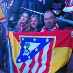 El periodista Fernando Santiago, en el Camp Nou, con una de las pocas banderas que logró evitar el control
