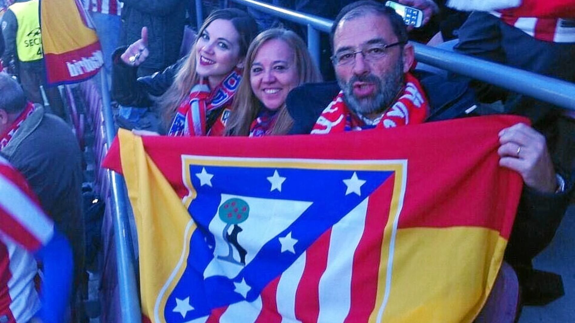 Fernando Santiago, aficionado atlético «Requisaron hasta las bufandas con la bandera»