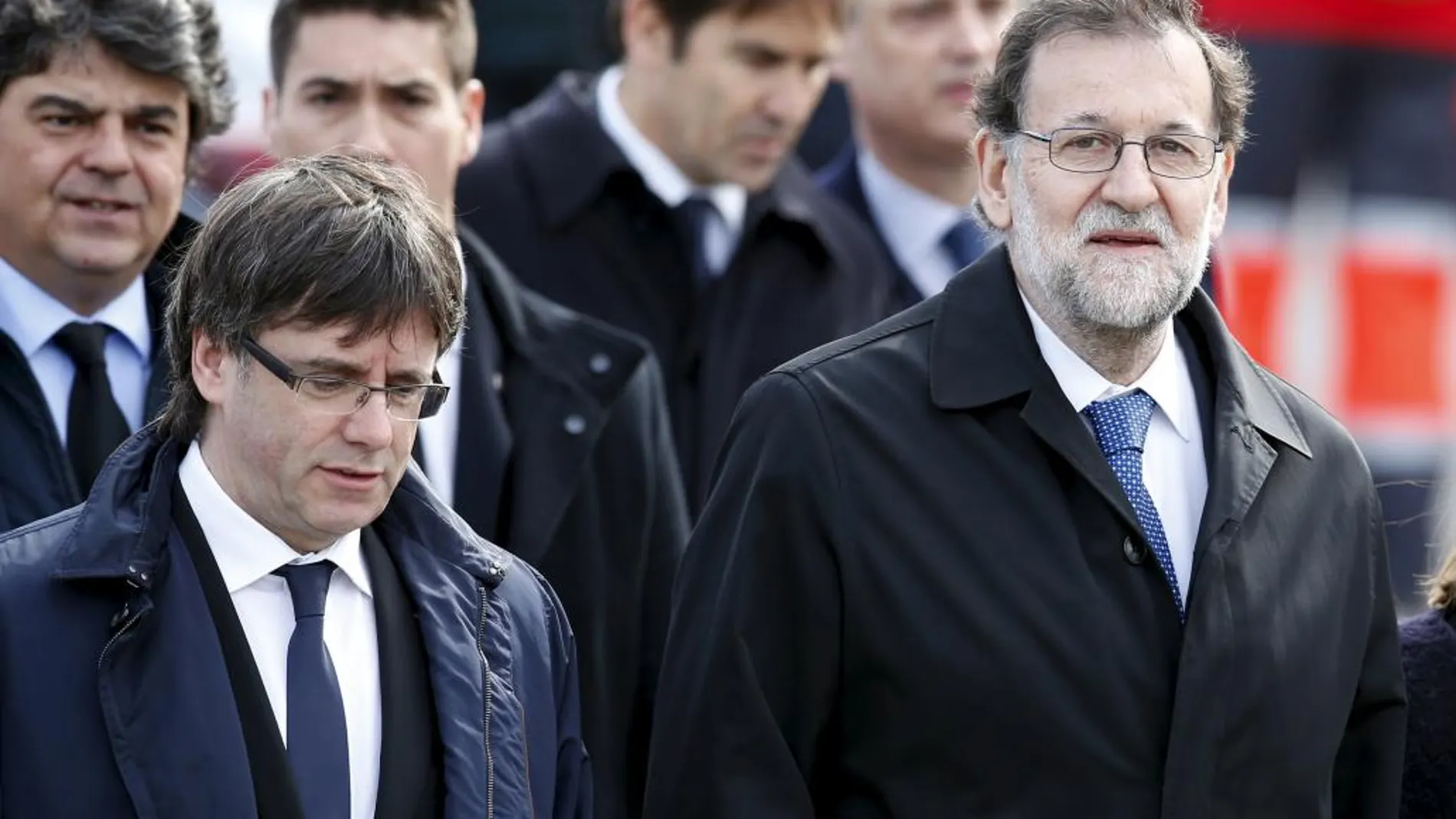 El jefe del Ejecutivo en funciones, Mariano Rajoy (i), y el presidente de la Generalitat, Carles Puigdemont