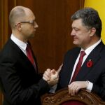 El ya ex primer ministro Arseny Yatseniuk con el presidente Petro Poroshenko