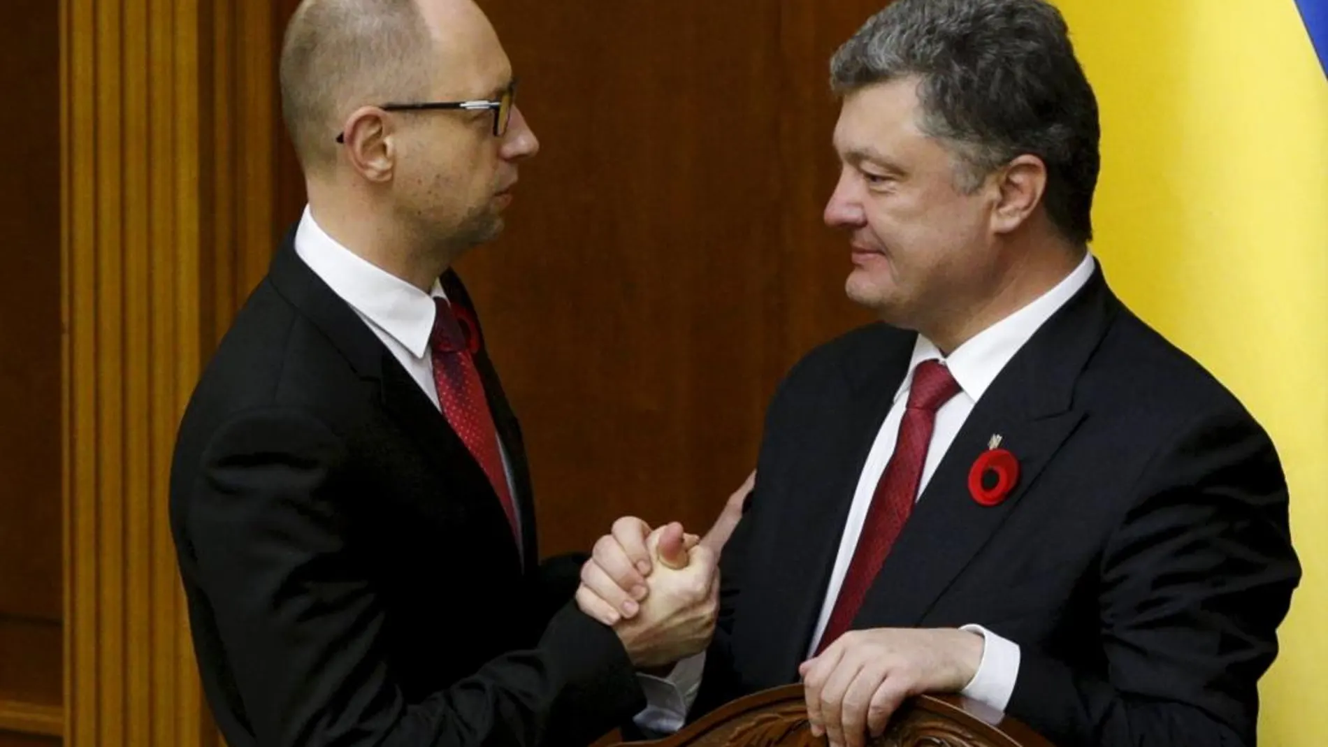 El ya ex primer ministro Arseny Yatseniuk con el presidente Petro Poroshenko