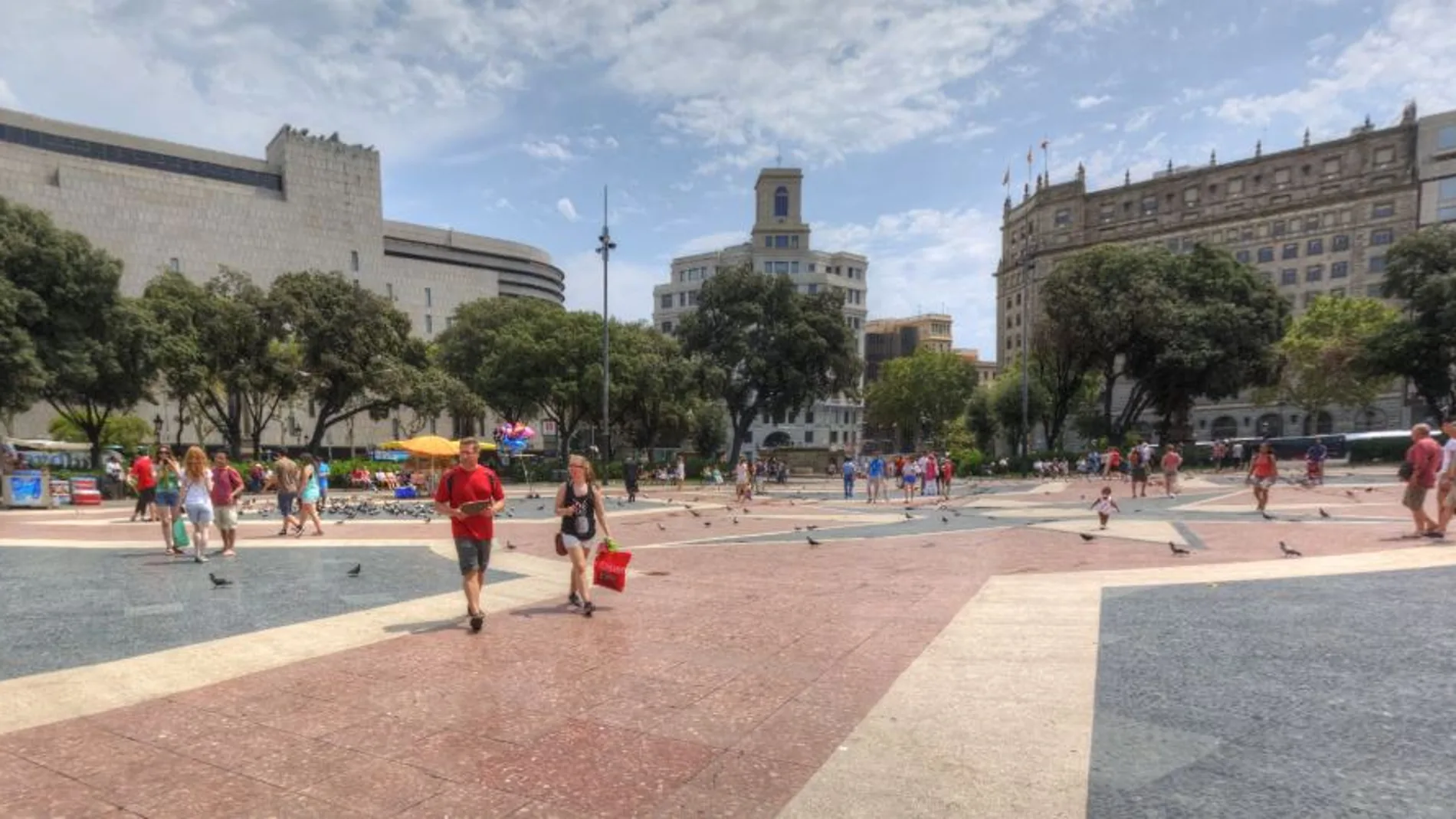 Imagen de las palomas en la plaza Catalunya