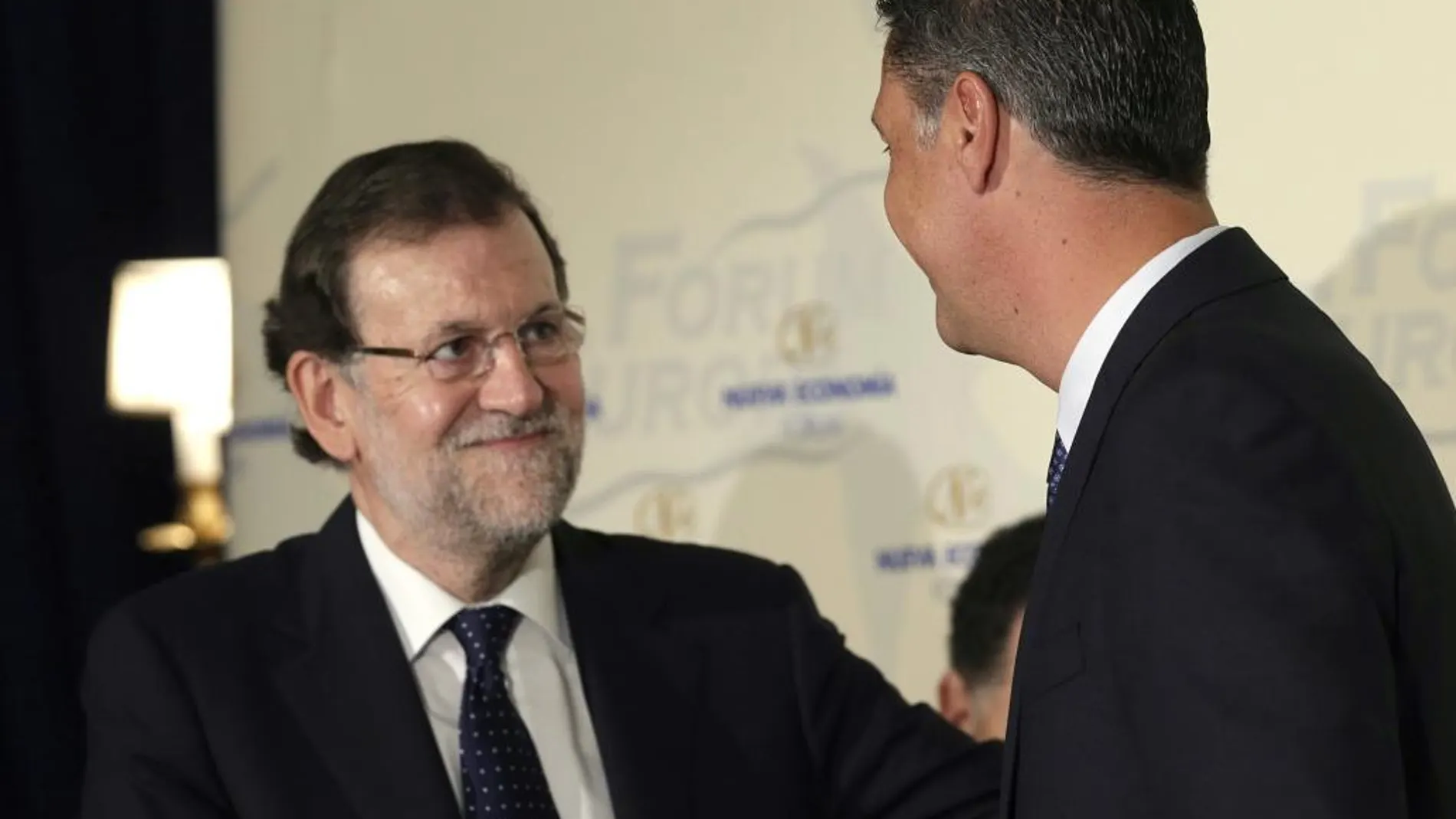 Mariano Rajoy saluda al candidato del PP a la Presidencia de la Generalitat de Cataluña, Xavier Garcia Albiol, a quien ha presentado hoy en el desayuno coloquio Nueva Economía Fórum