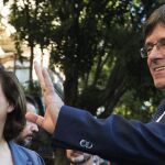 El presidente de la Generalitat, Carles Puigdemont, junto a la alcaldesa de Barcelona, Ada Colau (i), tras la ofrenda floral al monumento a Rafael Casanova con motivo de la Diada.