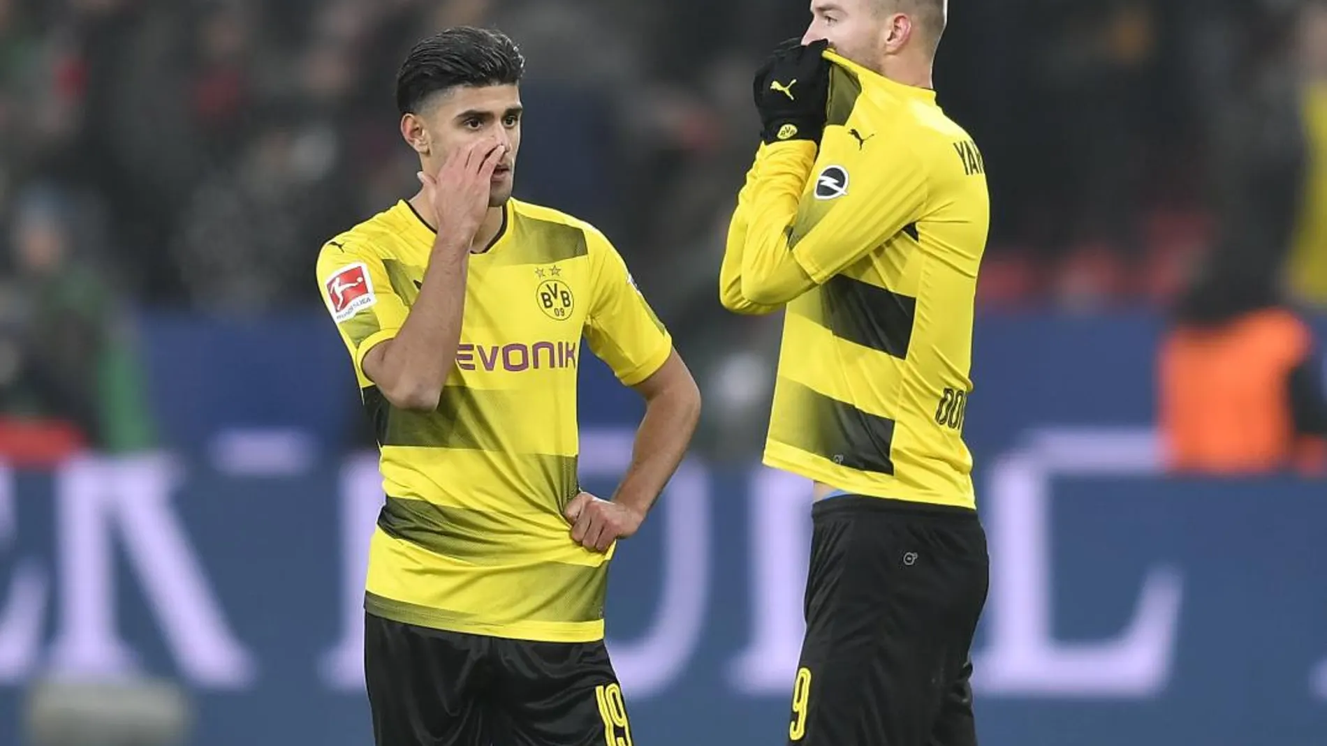 Los jugadores del Borussia Dortmund Mahmoud Dahoud y Andrey Yarmolenko
