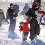 Un grupo de refugiados corren hacia la frontera con Serbia en la localidad macedonia de Gevgelija