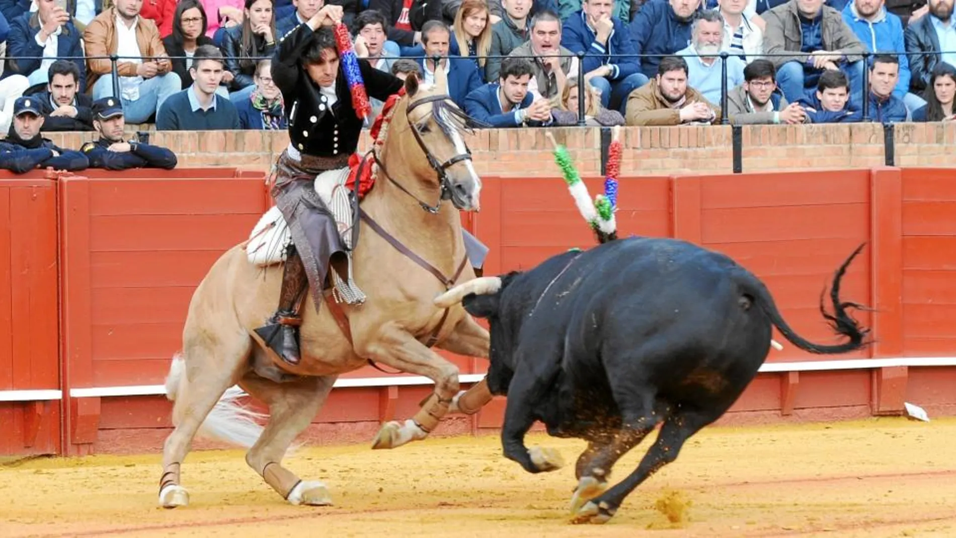 Diego Ventura clava una espectacular banderilla ayer en la maestranza de Sevilla, donde cortó dos orejas
