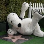 Fotografía de una representación del personaje animado Snoopy al recibir una estrella en el Paseo de la Fama