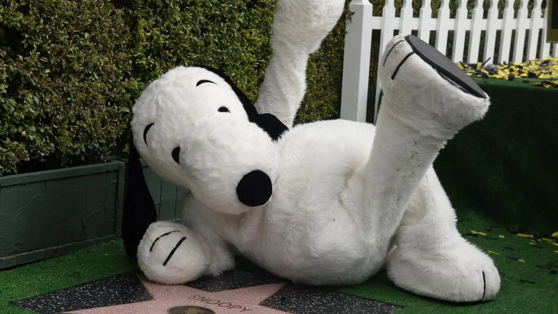 Fotografía de una representación del personaje animado Snoopy al recibir una estrella en el Paseo de la Fama
