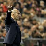 El entrenador del Real Madrid Zinedine Zidane da instrucciones a sus jugadores durante el partido
