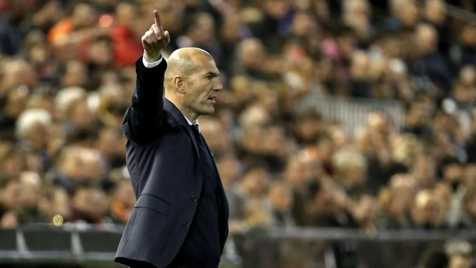 El entrenador del Real Madrid Zinedine Zidane da instrucciones a sus jugadores durante el partido