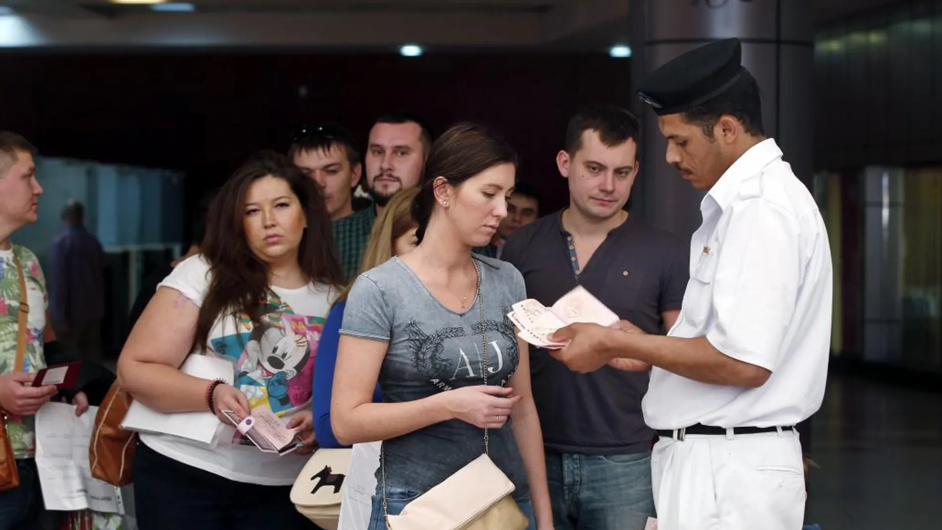 Un policía egipcio comprueba la identidad de turistas en el aeropuerto de Sharm el-Sheij