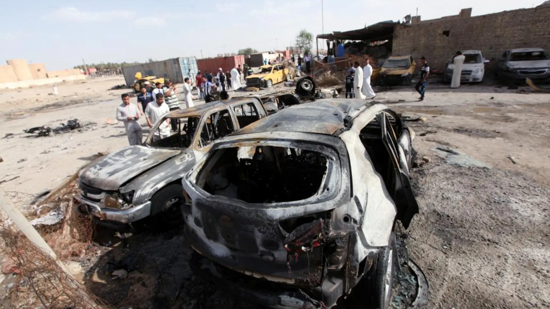 Coches calcinados tras la explosión de un coche bomba en Samaua.