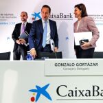 EL consejero delegado de CaixaBank, Gonzalo Gortázar (centro), tras finalizar la rueda de prensa de presentación de los resultados económicos de los nueve primeros meses de 2017.