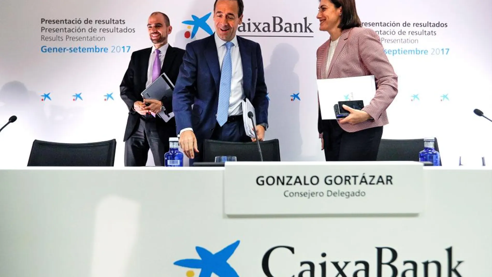 EL consejero delegado de CaixaBank, Gonzalo Gortázar (centro), tras finalizar la rueda de prensa de presentación de los resultados económicos de los nueve primeros meses de 2017.