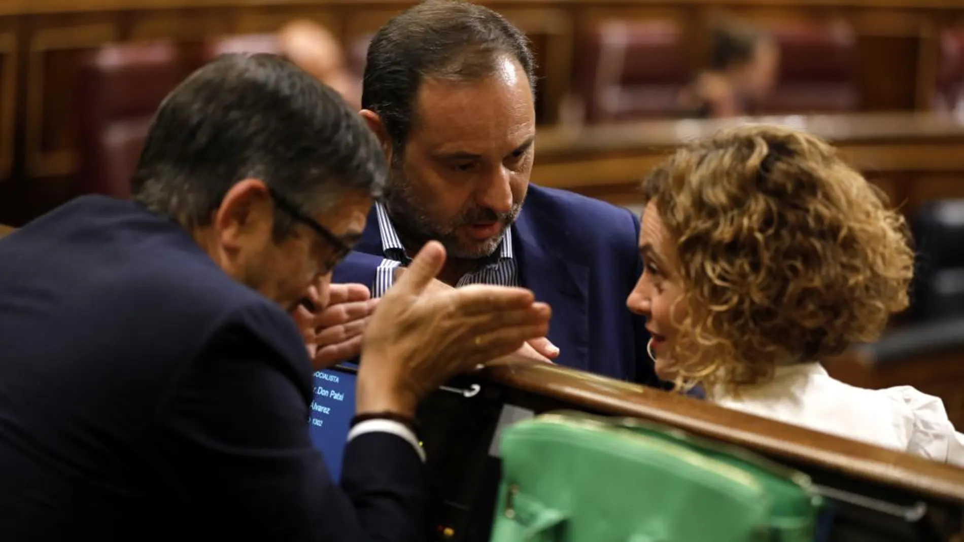 Los diputados del PSOE Patxi López, José Luis Ábalos y Meritxell Batet durante el Pleno del Congreso de los Diputados