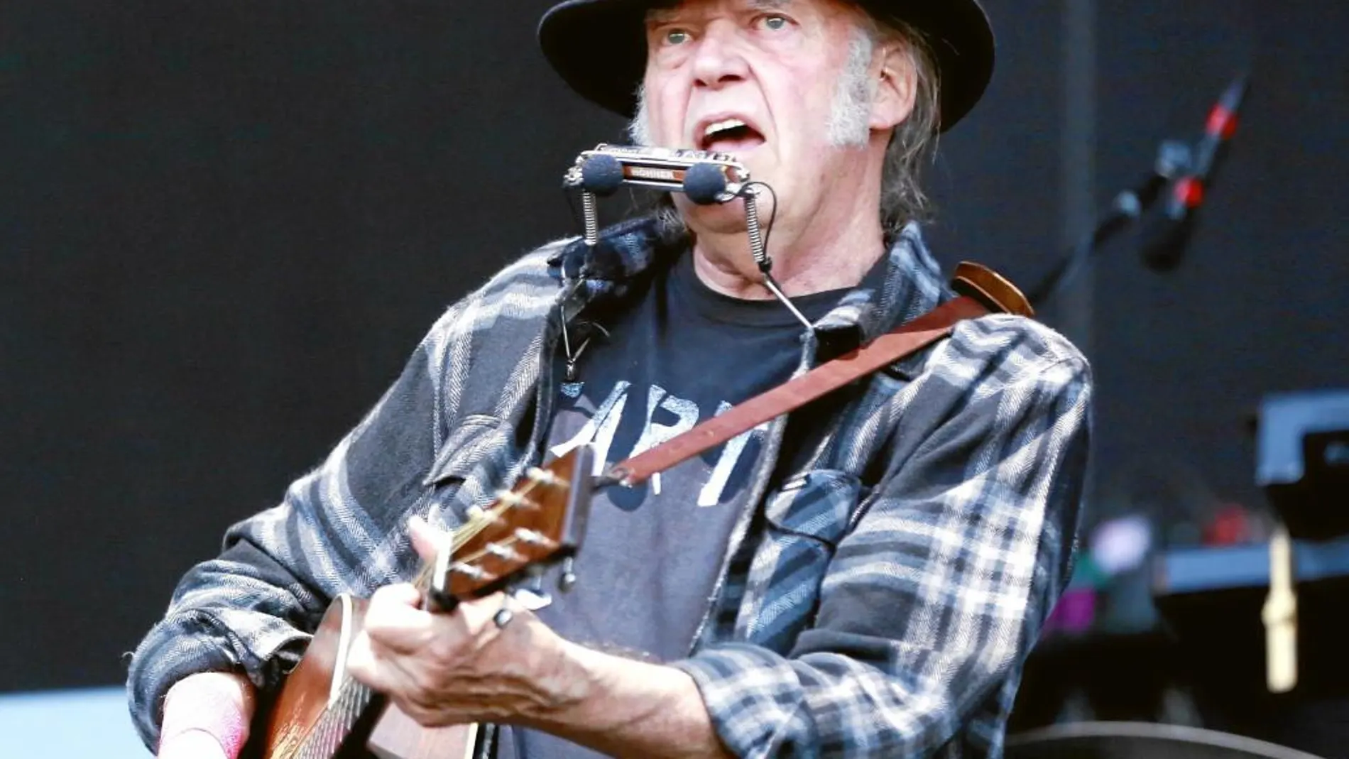 El canadiense Neil Young llevaba ocho años sin tocar en Madrid y fue la gran estrella del festival