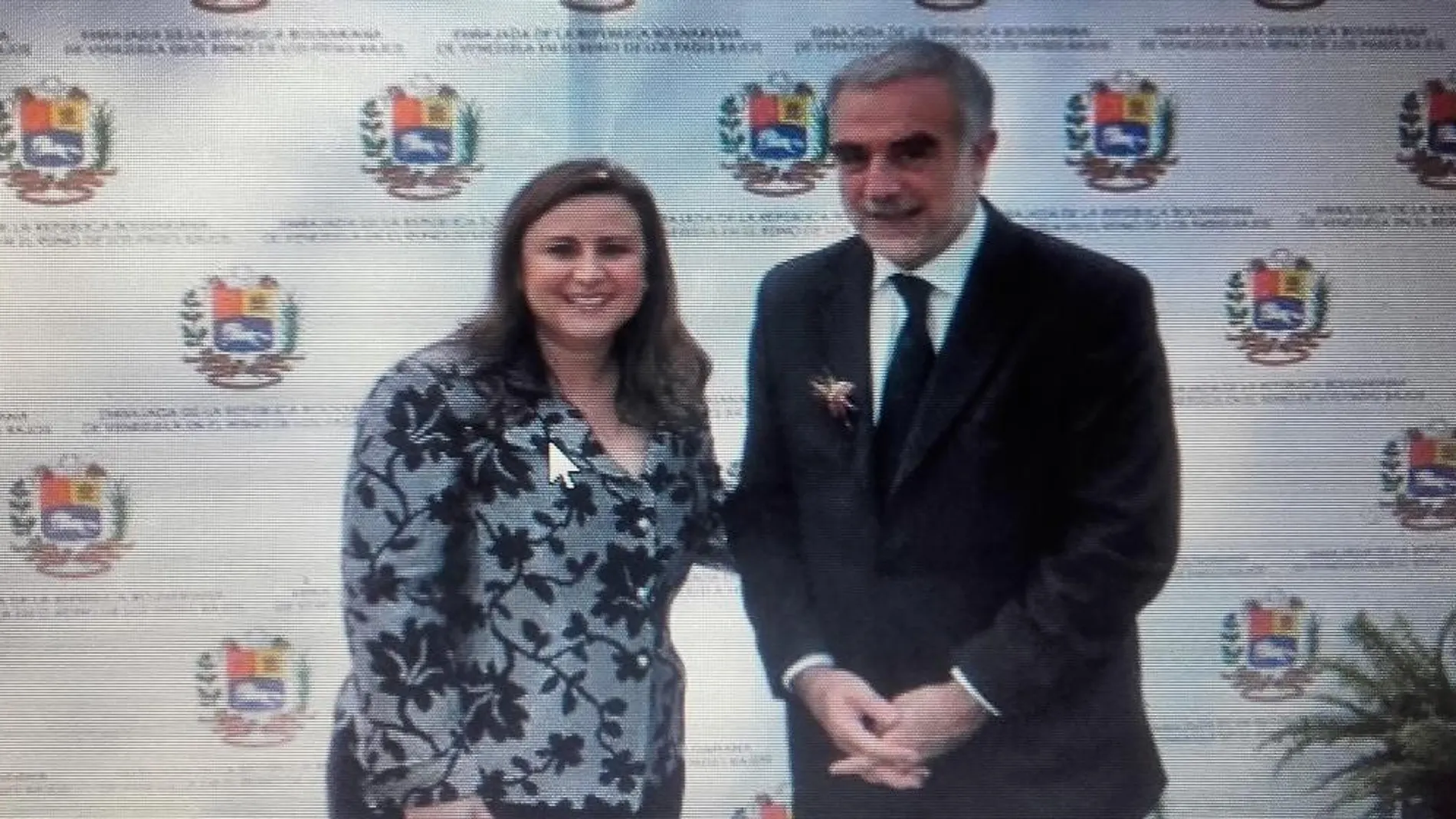 Fotografía del Fiscal Moreno Ocampo y la embajadora venezolana Haifa el Aissami