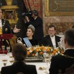 El presidente de Argentina, Mauricio Macri (i), junto a la Reina Letizia y el presidente del Gobierno, Mariano Rajoy (d), durante su discurso al inicio de la cena de gala que los Reyes le ofrecen a él y a su esposa, Juliana Awada, hoy en el Palacio Real.