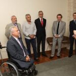 Herrera da la bienvenida a las Cortes a Juan José Aliste, presidente de la Asociación de Víctimas, en presencia de De Santiago-Juárez y José Manuel Herrero, entre otros