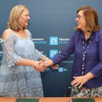 Pilar del Olmo y Ángeles Armisén, tras firmar el acuerdo de colaboración en materia de eficiencia energética