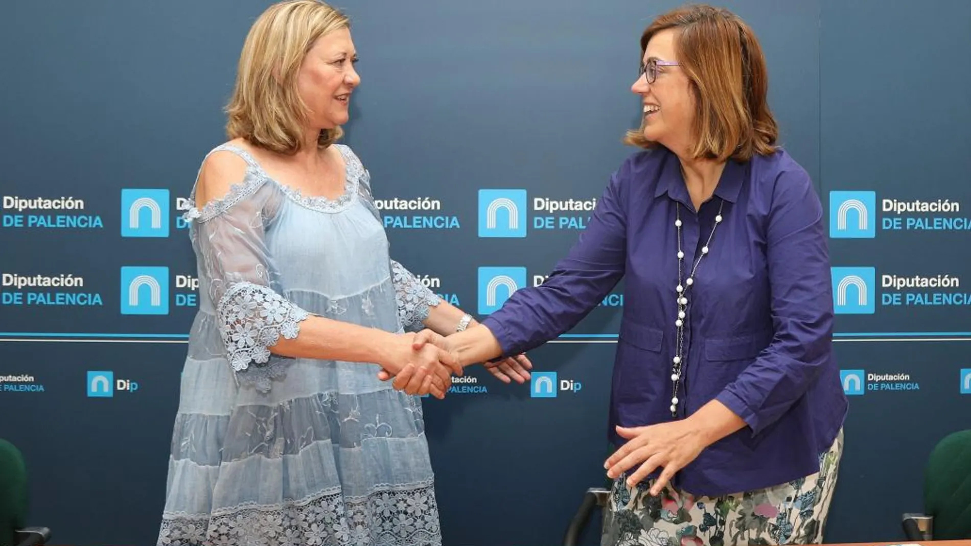 Pilar del Olmo y Ángeles Armisén, tras firmar el acuerdo de colaboración en materia de eficiencia energética