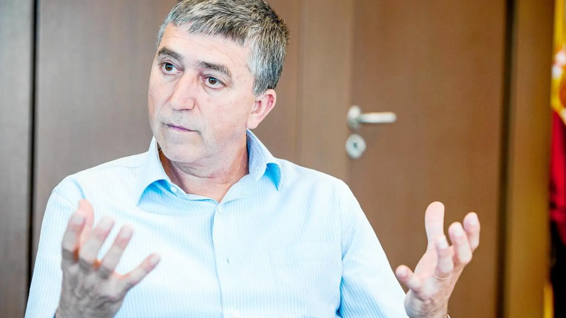 El conseller de Economía Sostenible, Rafael Climent, durante una entrevista concedida a LA RAZÓN