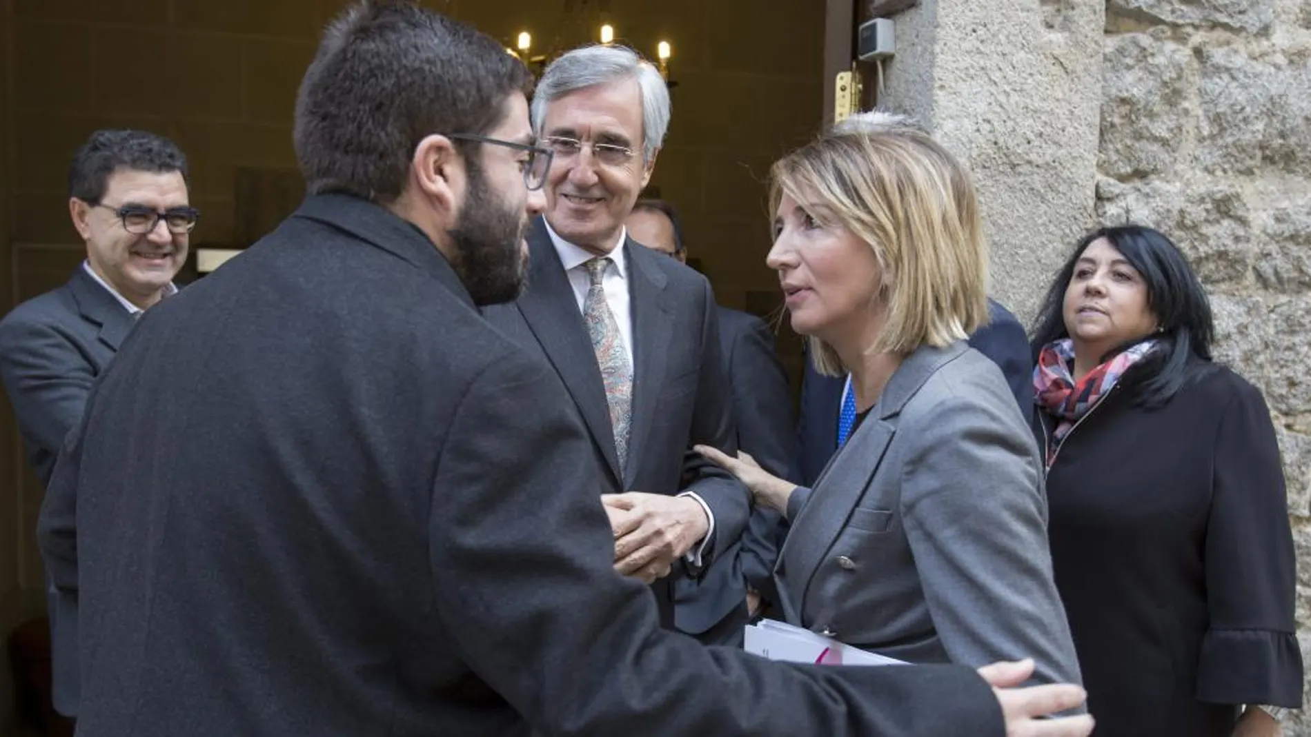 La consejera Alicia García conversa con el alcalde de Ávila, José Luis Rivas, y el presidente de la Diputación, Jesús Manuel Sánchez Cabrera