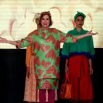 La diseñadora española Agatha Ruiz de la Prada (c) saluda al final de un desfile con sus creaciones en la 33 versión del International Footwear and Leather Show (IFLS) en febrero de 2016, en Bogotá (Colombia)