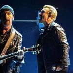 U2 despliega todo su poder ante un público entregado en el Palau Sant Jordi