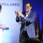 El presidente del Gobierno en funciones y del PP, Mariano Rajoy,d., aplaude a la secretaria general del PP en un acto en Toledo.