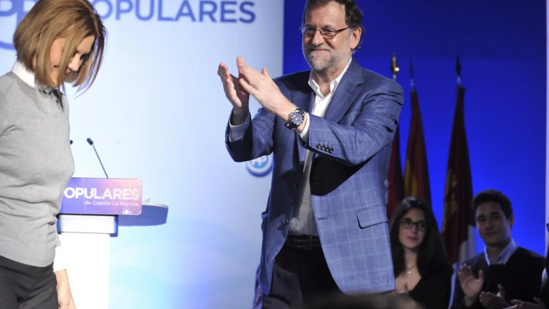 El presidente del Gobierno en funciones y del PP, Mariano Rajoy,d., aplaude a la secretaria general del PP en un acto en Toledo.