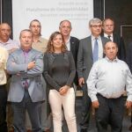 La consejera de Agricultura y Ganadería, Milagros Marcos, junto a los firmantes de la Plataforma de Competitividad