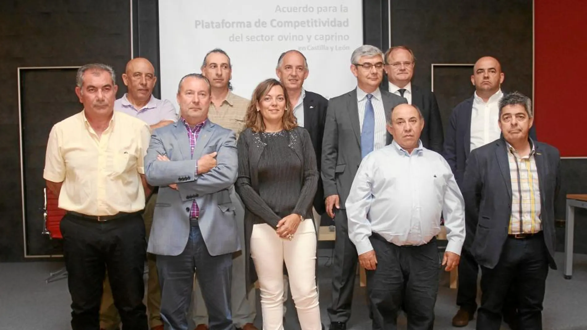 La consejera de Agricultura y Ganadería, Milagros Marcos, junto a los firmantes de la Plataforma de Competitividad