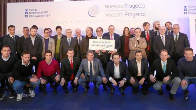 Jorge Pérez y Luis Gil posan con su equipo de trabajo en la presentación de la candidatura a la presidencia de la Federación Española de fútbol