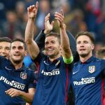 Los jugadores del Atlético saludan a su afición tras superar al Bayern